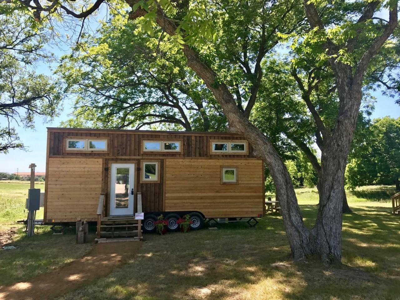 Montana Escape Elegant Tiny House In Waco Near Magnolia Villa Bagian luar foto