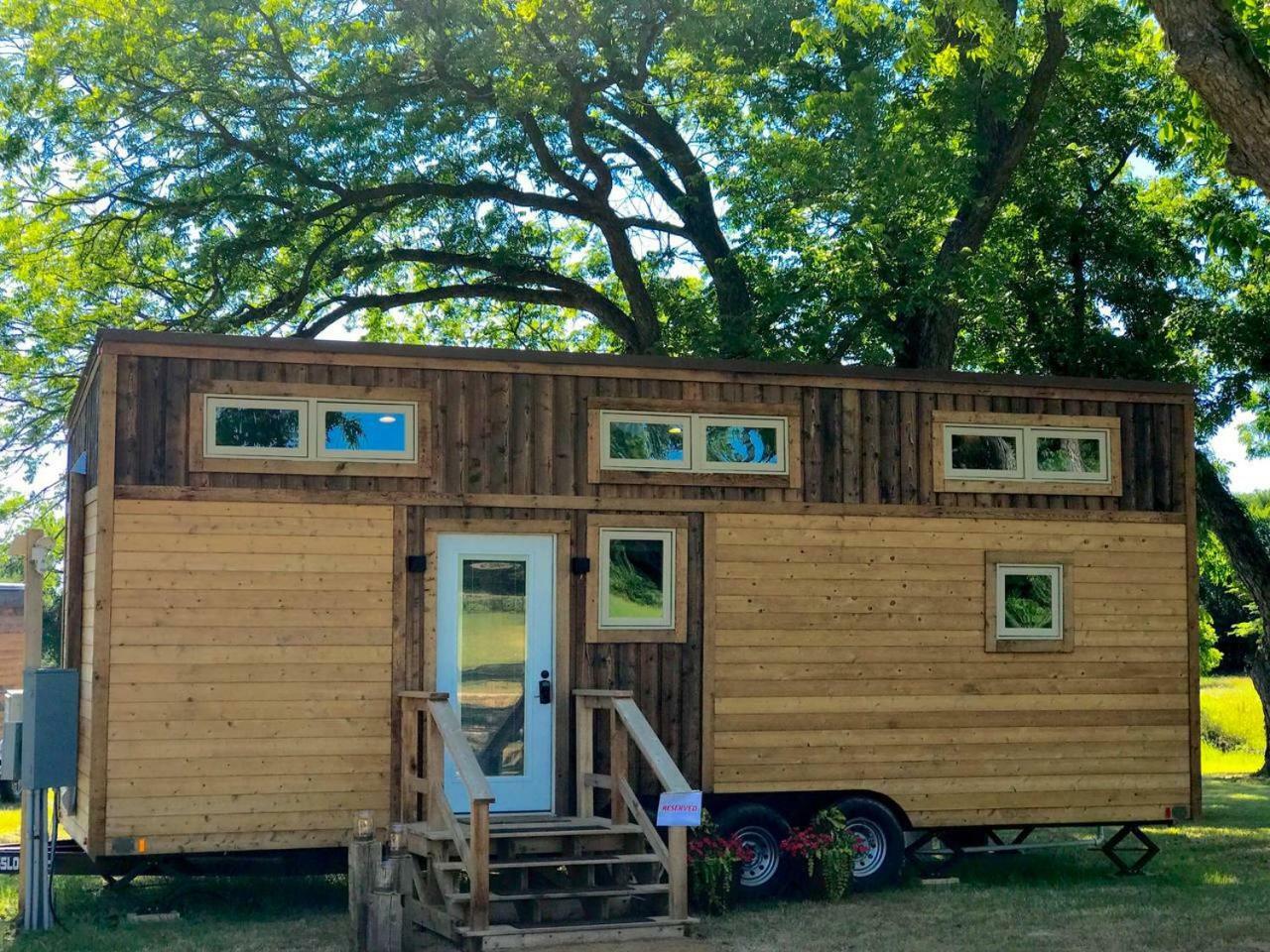 Montana Escape Elegant Tiny House In Waco Near Magnolia Villa Bagian luar foto