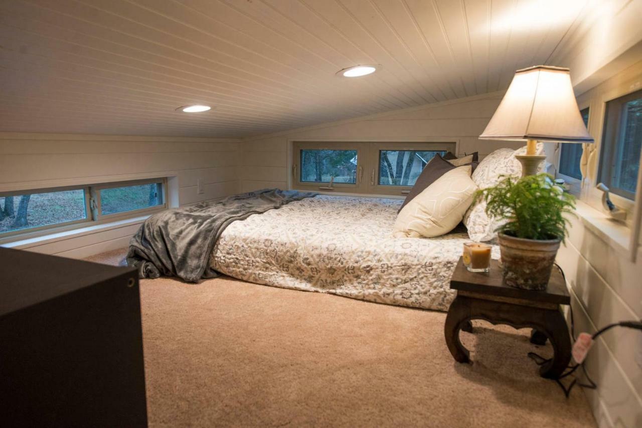 Montana Escape Elegant Tiny House In Waco Near Magnolia Villa Bagian luar foto