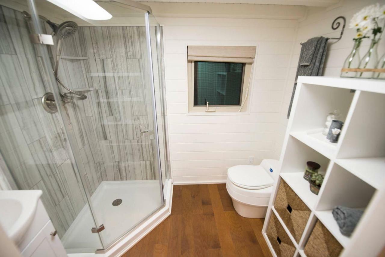 Montana Escape Elegant Tiny House In Waco Near Magnolia Villa Bagian luar foto