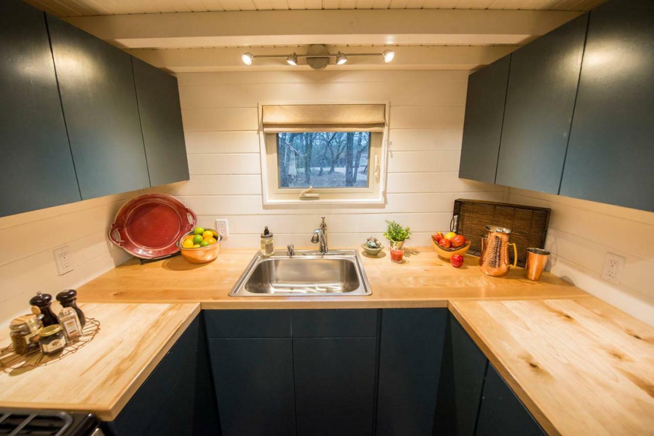 Montana Escape Elegant Tiny House In Waco Near Magnolia Villa Bagian luar foto
