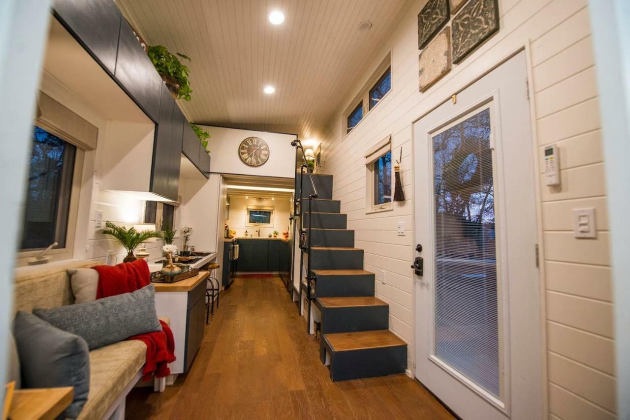 Montana Escape Elegant Tiny House In Waco Near Magnolia Villa Bagian luar foto